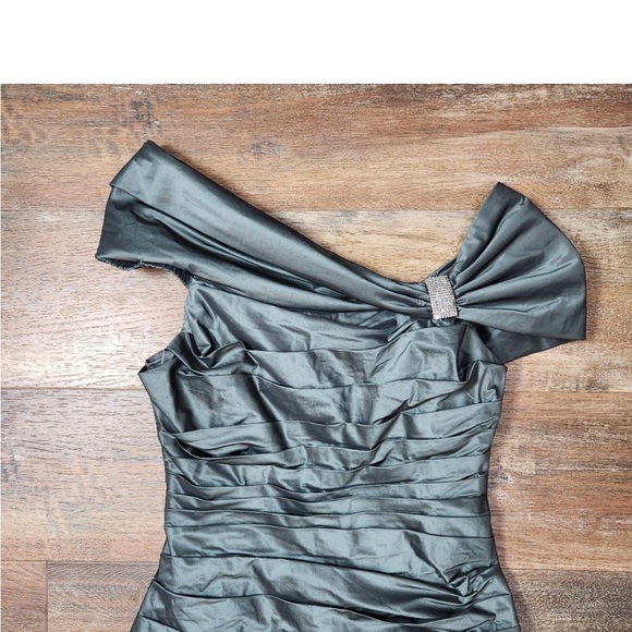 Ricky Freeman Teri Jon Ruched Mermaid  Evening Gown - Picture 3 of 8